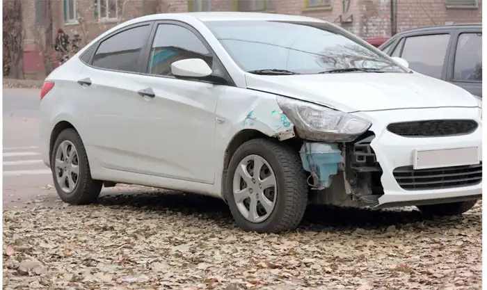 Weiße Limousine mit Motorschaden in Weil